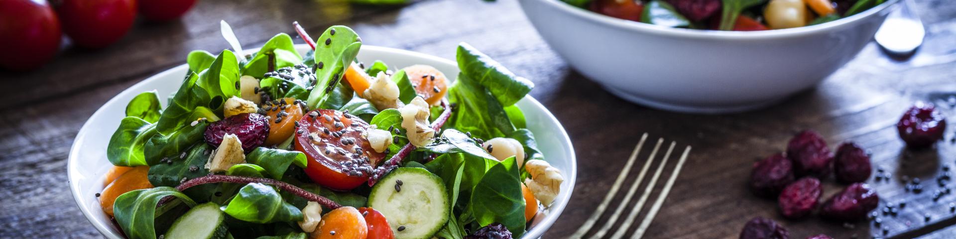 kommen gemengde salade op houten tafel