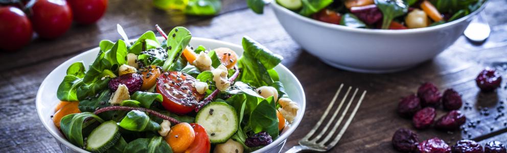 kommen gemengde salade op houten tafel