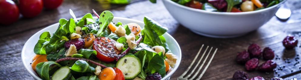 kommen gemengde salade op houten tafel